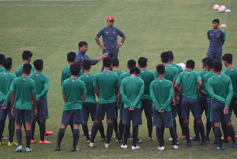 Pelatih Timnas U-19 Indra Sjafri (tengah) memberikan arahan.