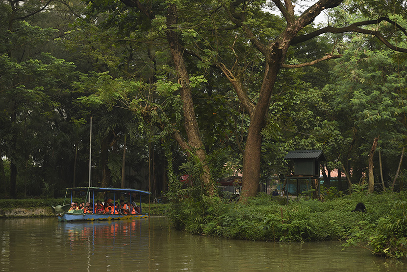 Pengunjung menikmati wisata perahu di Kebun Binatang Surabaya, Surabaya, Jawa Timur, Selasa (28/3). 