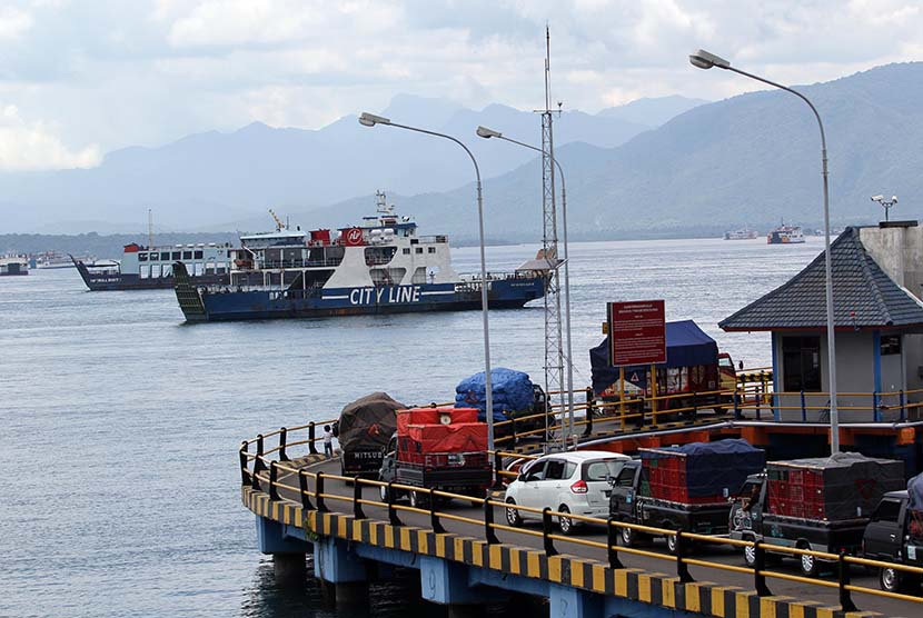 Sejumlah kendaraan melintas di dermaga menuju kapal di Pelabuhan Ketapang, Banyuwangi, Jawa Timur, Rabu (29/3). 