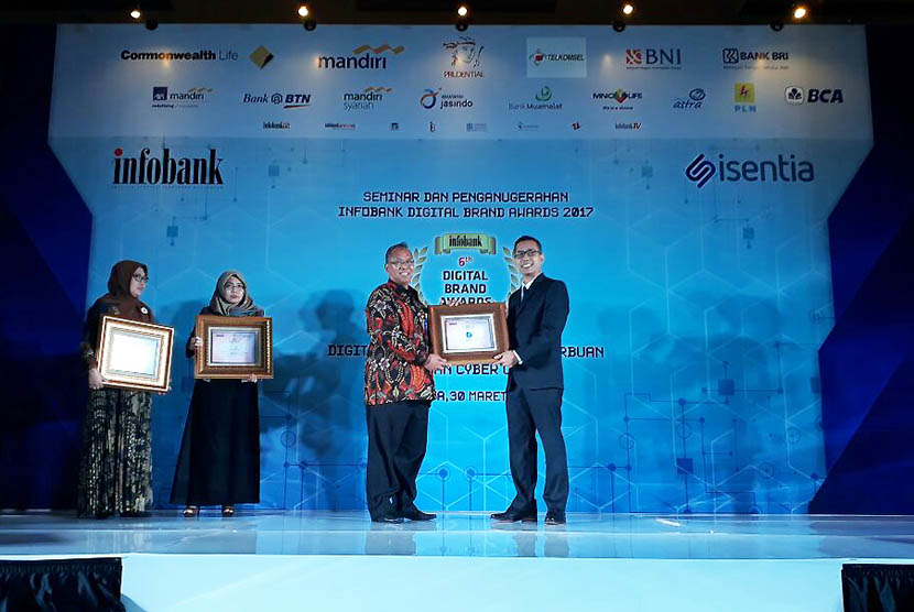 BRI Syariah menerima penghargaan Digital Brand Award 2017 untuk kategori Bank Umum Syariah.