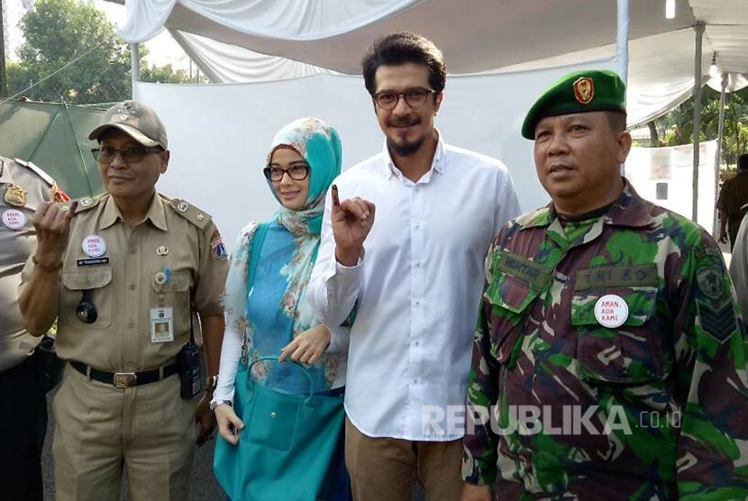 Anggota Komisi VI DPR RI Primus Yustisio bersama istri, Jihan Fahira. Aktor Primus Yustisio kembali lolos menjadi anggota DPR dari Dapil Jawa Barat V.