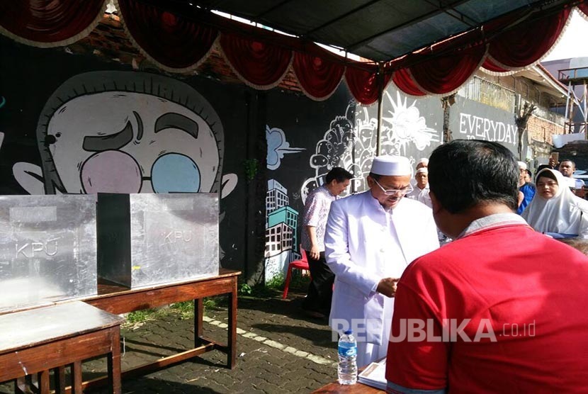 Habib Rizieq menggunakan hak suaranya di TPS 17, RW 04, Petamburan, Kecamatan Tanah Abang, Jakarta Pusat, Rabu (19/4). 