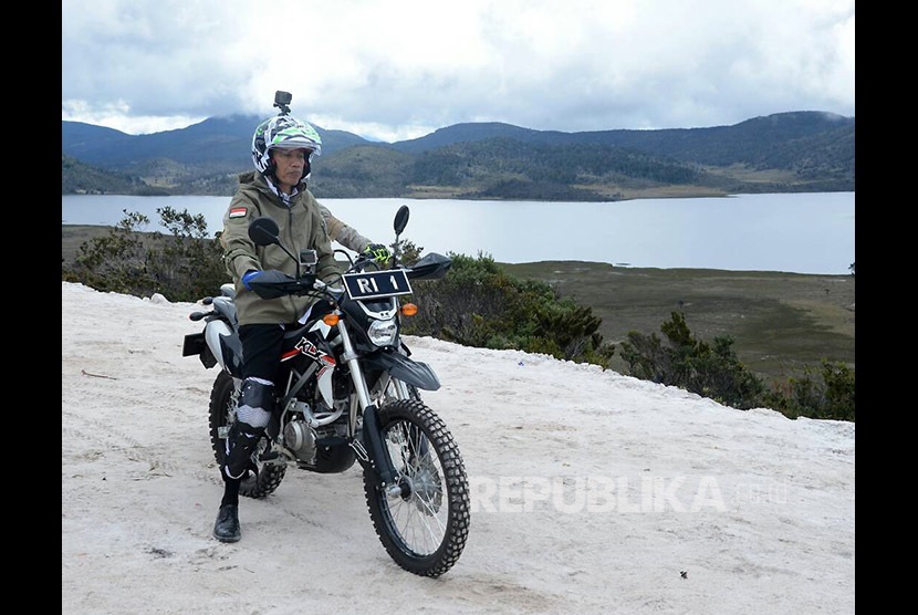 President Joko Widodo (Jokowi) rides a dirt bike along Trans Papua road route Wamena-Mamugu, Papua on May, 10, 2017.