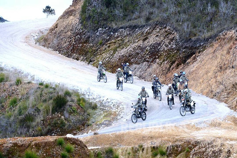  Presiden Joko Widodo bersama Panglima TNI Jenderal Gatot Nurmantyo menyusuri Jalan Trans Papua di ruas Wamena-Mamugu dengan mengendarai sepeda motor trail, Rabu (10/5).