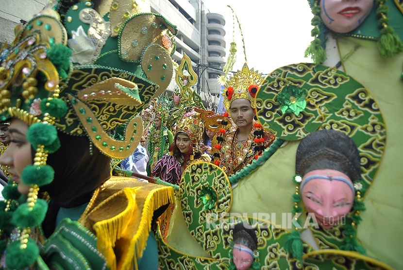 Peserta parade mengikuti Parade Budaya dalam rangka HUT ke-56 Bank BJB di Jalan Naripan, Kota Bandung, Sabtu (20/5).