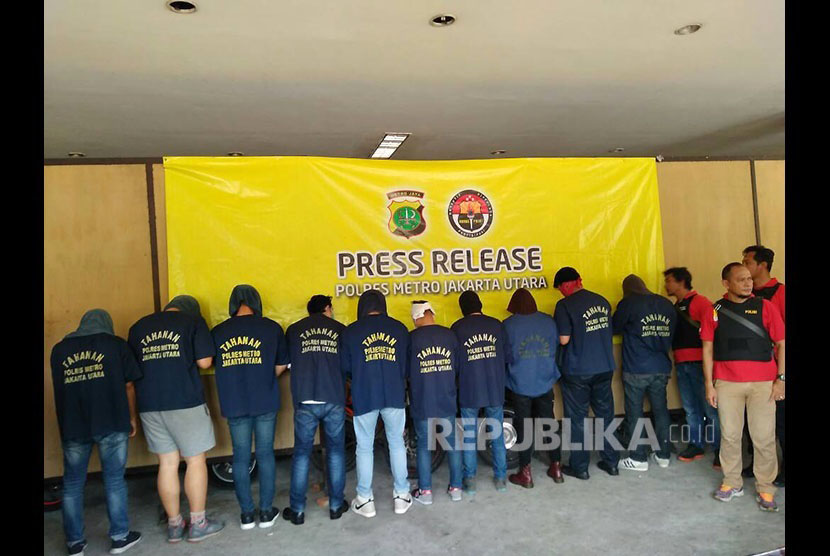 Tersangka dalam penggerebekan polisi di Atlantis Jaya, Kelapa Gading difoto di Polres Metro Jakarta Utara, Koja, Jakarta Utara, Senin (22/5).  