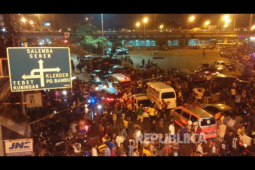 Suasana di Terminal Kampung Melayu, pasca ledakan bom di Kampung Melayu, Rabu (24/5) malam.