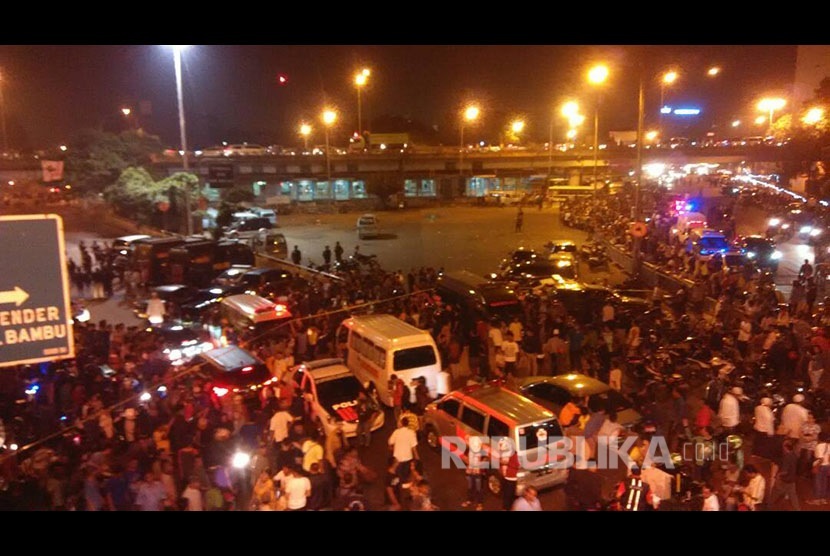 Suasana di Terminal Kampung Melayu, pasca ledakan bom di Kampung Melayu, Rabu (24/5) malam.