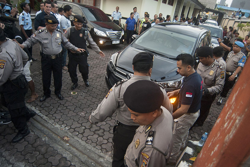 Polisi mengawal iring-iringan kendaraan warga Australia, Schapelle Leigh Corby dan Konsulat Australia saat melapor terakhir kali di Balai Pemasyarakatan Denpasar, Sabtu (27/5). 