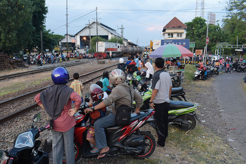 Sejumlah warga melihat kereta api di dekat Stasiun Kereta Api Madiun, Jawa Timur, Sabtu (27/5).