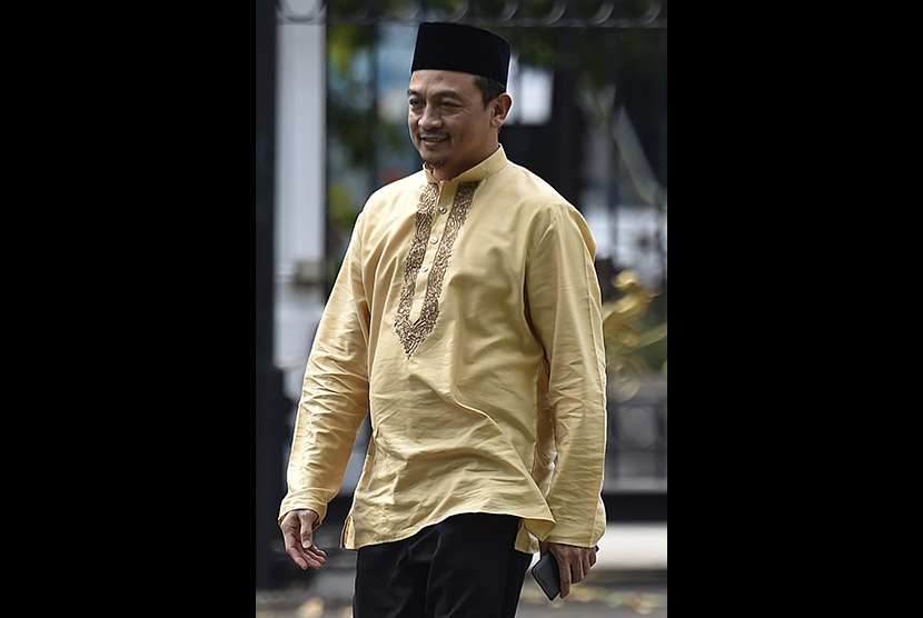 Ketua Gerakan Nasional Pengawal Fatwa Majelis Ulama Indonesia (GNPF-MUI) Bachtiar Nasir meninggalkan Kompleks Istana Kepresidenan usai bertemu Presiden Joko Widodo di Jakarta, Ahad (25/6). 