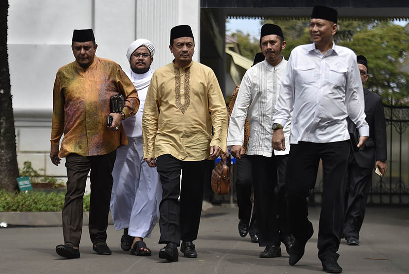 Ketua Gerakan Nasional Pengawal Fatwa Majelis Ulama Indonesia (GNPF-MUI) Bachtiar Nasir (ketiga kiri) bersama Wakil Ketua GNPF-MUI Zaitun Rasmin (kedua kanan) meninggalkan Kompleks Istana Kepresidenan usai bertemu Presiden Joko Widodo di Jakarta, Ahad (25/6). 