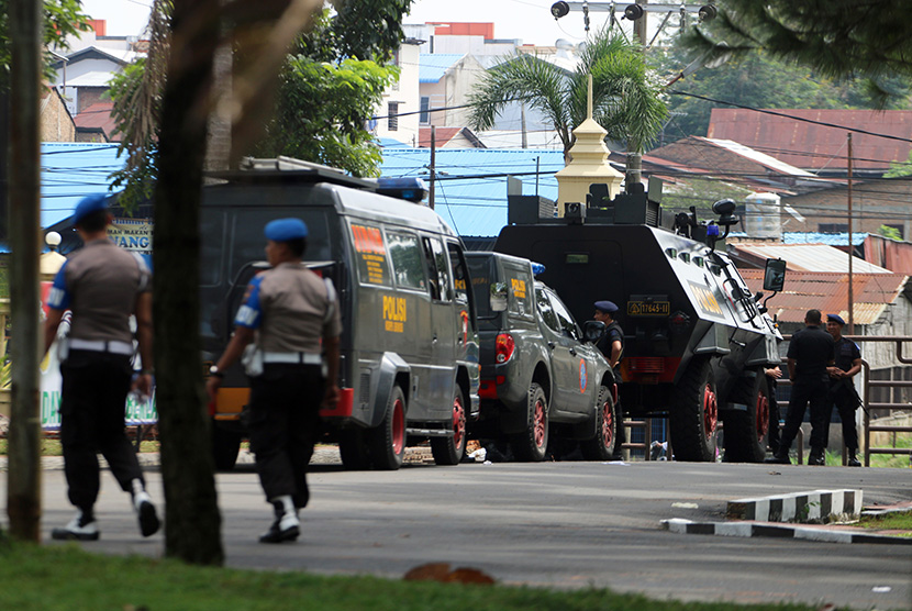 Personel Brimob berjaga di dekat pos polisi Mapolda Sumut pascaperistiwa penyerangan, di Medan, Sumatera Utara (Ilustrasi)