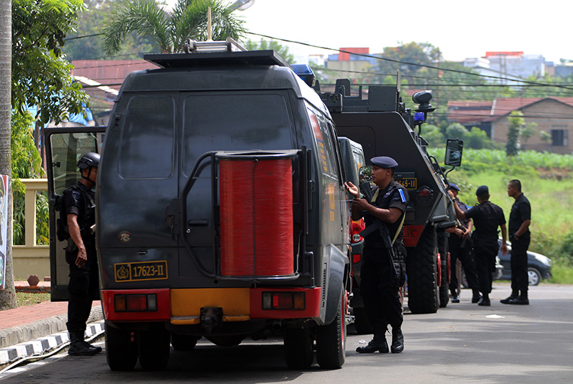 Personel Brimob berjaga di dekat pos polisi Mapolda Sumut pasca peristiwa penyerangan, di Medan, Sumatera Utara (Ilustrasi)