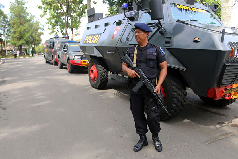 Personel Brimob berjaga di dekat pos polisi Mapolda Sumut pascaperistiwa penyerangan, di Medan, Sumatera Utara, Ahad (25/6). 