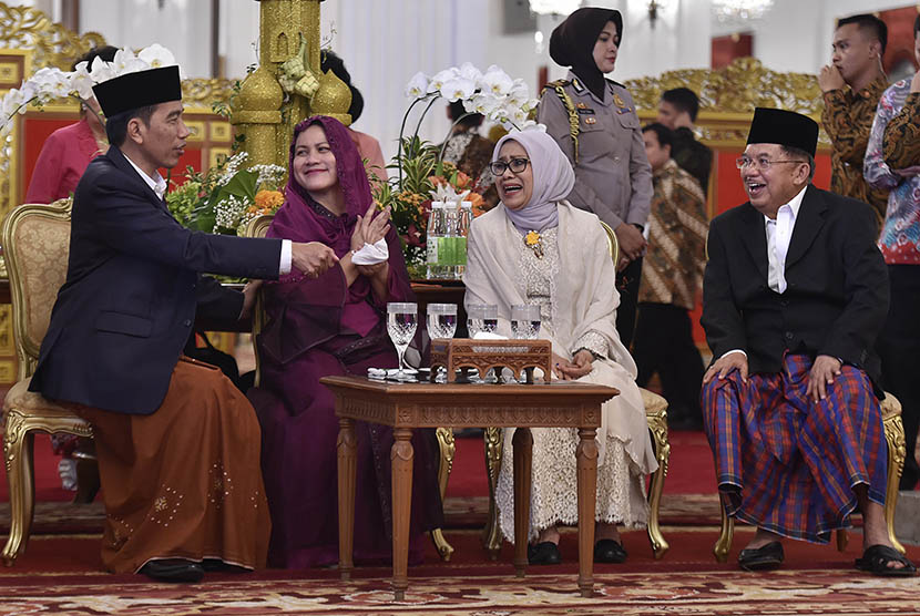 Presiden Joko Widodo (kiri) didampingi Ibu Negara Iriana Joko Widodo (kedua kiri) dan Wakil Presiden Jusuf Kalla (kanan) beserta Ibu Mufidah Jusuf Kalla (kedua kanan) berbincang di sela-sela open house Hari Raya Idul Fitri 1438 Hijriah, di Istana Negara, Jakarta, Ahad (25/6).