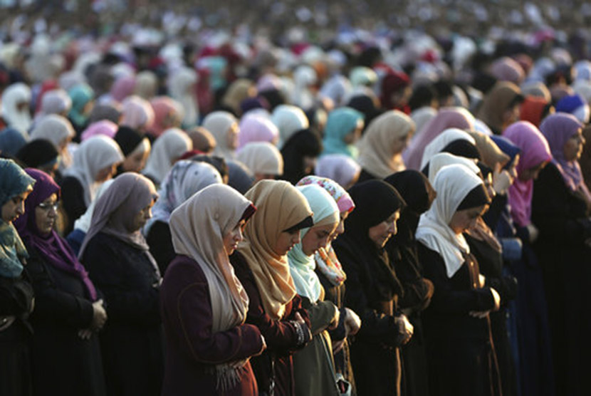 Muslimah Palestina melaksankan Shalat Id di kota Gaza, Ahad (25/6).