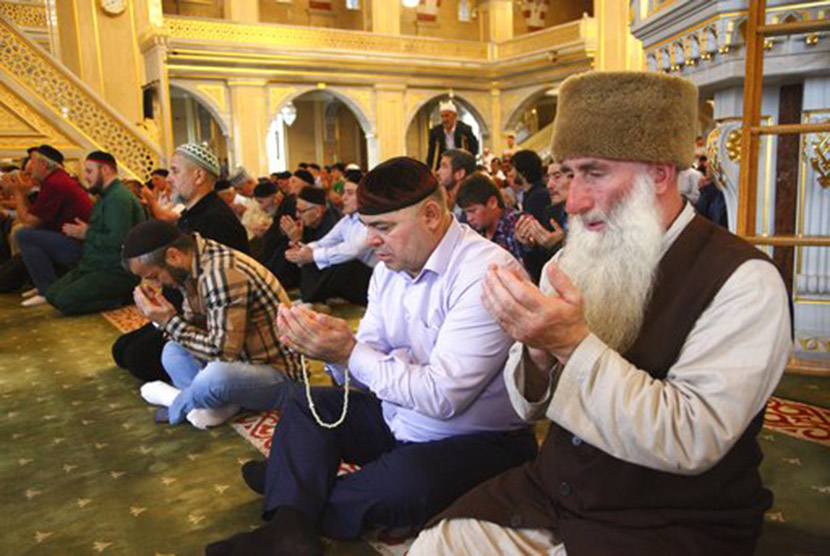 Umat Muslim Chechnya menunaikan Shalat Id di Masjid Grozny, Ahad (25/6).