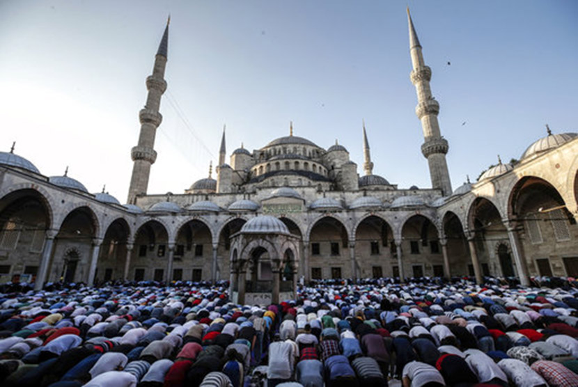  Umat Muslim Turki menunaikan Shalat Idul Fitri di Masjid Sultan Ahmad, Istanbul, Ahad (25/6). 