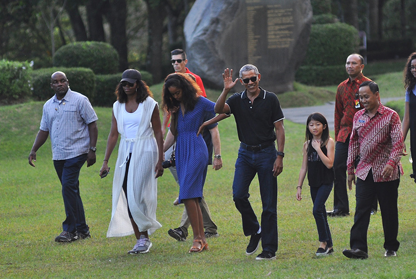 Mantan Presiden Amerika Serikat, Barack Obama (tengah) melambaikan tangan saat mengunjungi Candi Borobudur, Magelang. Setelah dari Candi Borobudur, Obama juga mengunjungi Candi Prambanan