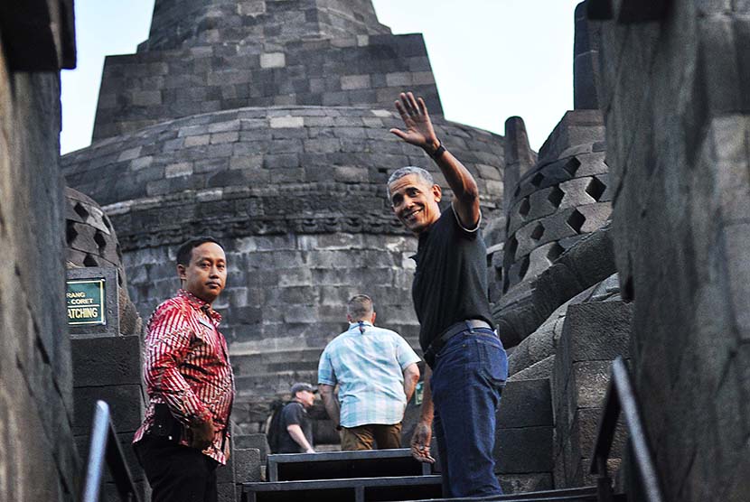 Mantan Presiden Amerika Serikat, Barack Obama (tengah) melambaikan tangan saat mengunjungi Candi Borobudur, Magelang, Jawa Tengah, Rabu (28/6). 