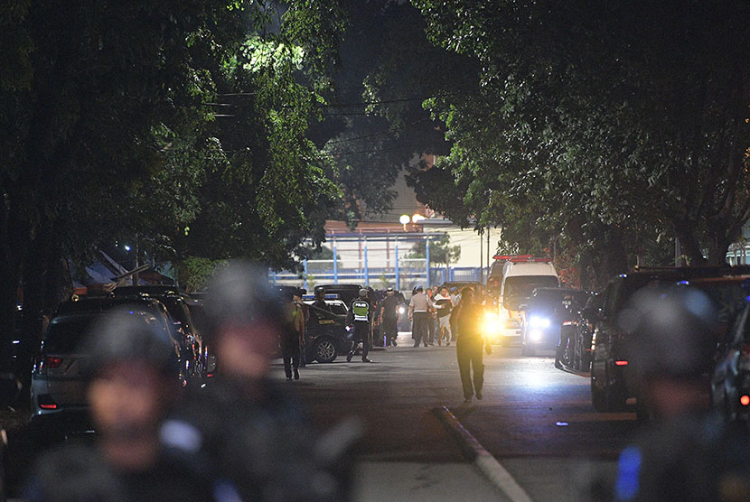 Suasana di sekitar kejadian penikaman anggota polisi di Mabes Polri, Jakarta Selatan, Jumat (30/6). 