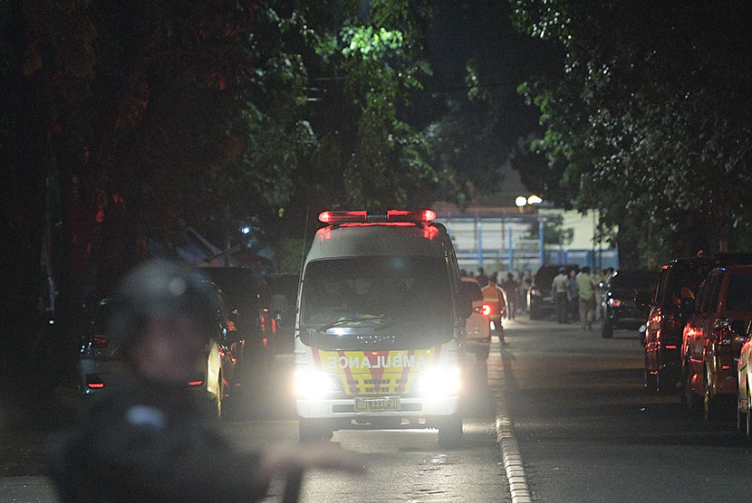 Mobil ambulans meninggalkan lokasi kejadian penikaman anggota polisi di Lapangan Bhayangkara Mabes Polri, Jakarta Selatan, Jumat (30/6). 