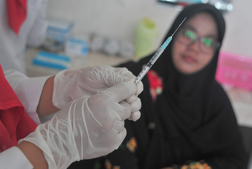 Petugas menyiapkan vaksin meninghitis untuk calon jemaah haji di Puskesmas Dempo Palembang, Sumsel, Selasa (5/7)