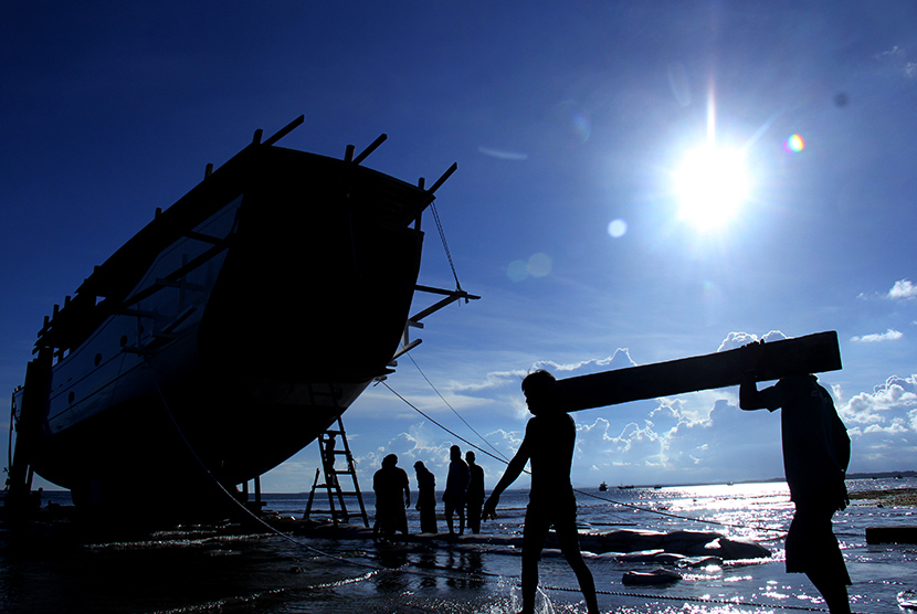 Pekerja bersiap menarik kapal pinisi saat akan diturunkan ke laut di kawasan pembuatan kapal phinisi Bonto Bahari, Kabupaten Bulukumba, Sulawesi Selatan.