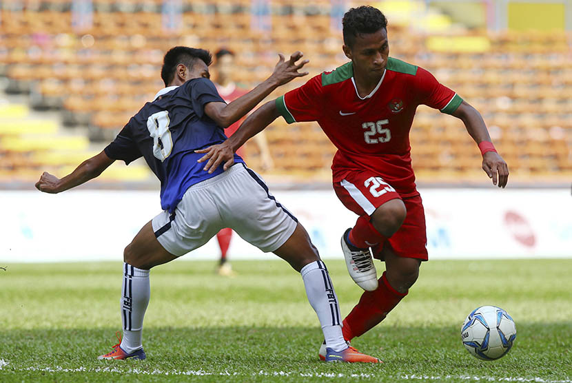  Pesepakbola Indonesia Osvaldo Ardiles Haay (kanan) berbeut bola dengan pemain Kamboja Hoy Phallin dalam pertandingan SEA Games Grup B di Shah Alam, Malaysia, Kamis (24/8).