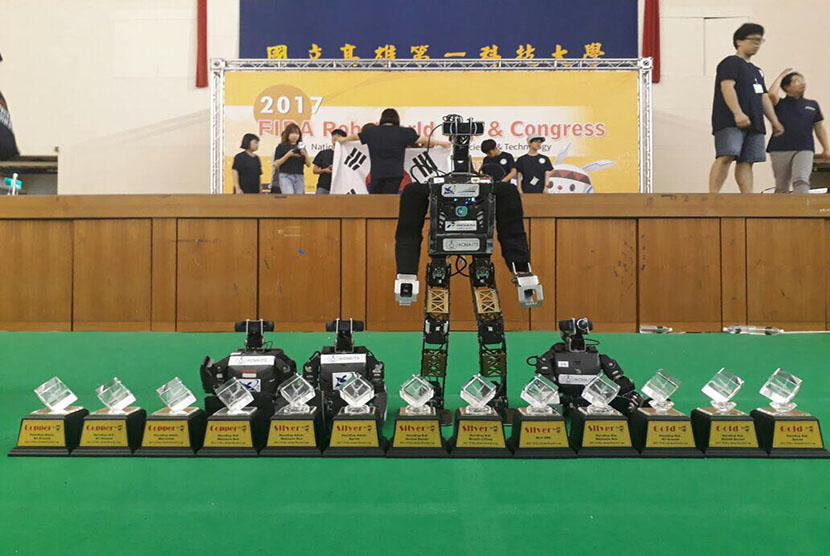 Tim robot Ichiro ITS berhasil meraih gelar juara umum dalam ajang FIRA Hurocup 2017 di Taiwan yang diikuti oleh 9 negara.