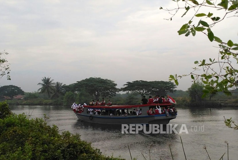 Siswa sekolah dasar di Muara Gembong harus mengarungi sungai Citarum dengan perahu untuk sampai ke sekolah. (ilustrasi)