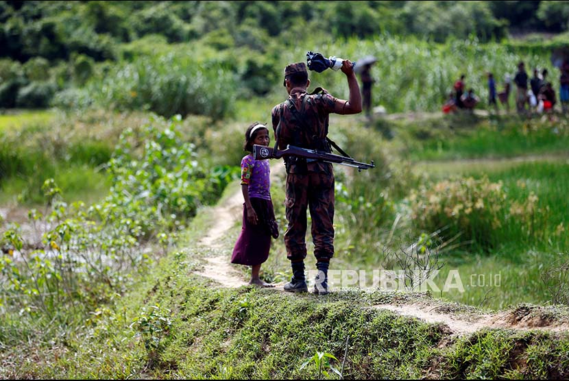 Pasukan Penjaga Perbatasan Bangladesh (BGB) memerintah seorang gadis Rohingya tidak memasuki wilayah Bangladesh.