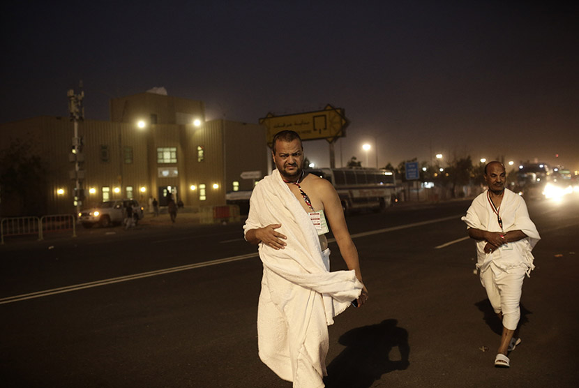 Siluet seorang jamaah haji di Jabal Rahmah melaksanakan wukuf di Padang Arafah, Kamis (31/8).