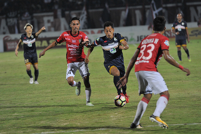 Pesepak bola Persela Lamongan Samsul Arif Munip (ketiga kiri) berebut bola dengan pesepak bola Bali United Fadil Sausu (kedua kiri) dalam Pertandingan Sepak Bola Liga 1 di Stadion I Wayan Dipta, Gianyar, Bali, Ahad (3/9). 