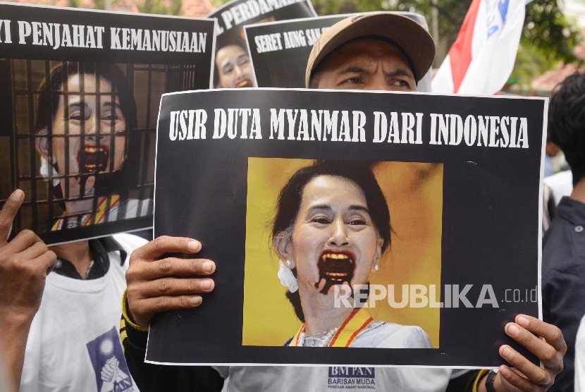  Aksi massa mengutuk kebiadaban militer Myanmar terhadap warga Rohingya di depan Kedubes Myanmar, Jakarta, Senin (4/9).