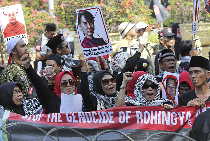  Aksi solidaritas mengutuk kebiadaban militer Myanmar terhadap warga Rohingya di depan Kedubes Myanmar, Jakarta, Jumat (8/9).