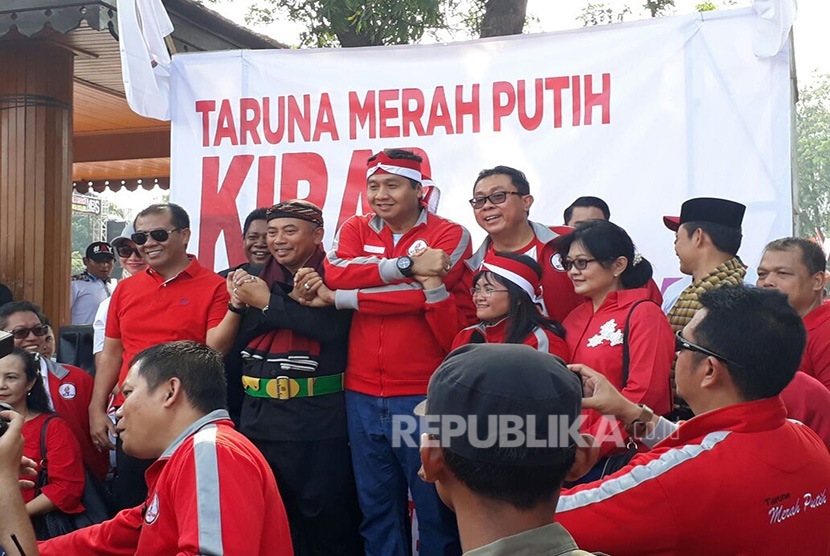 Ketua Umum Taruna Merah Putih, Maruarar Sirait, bersama Wali Kota Bekasi, Rahmat Effendi, Pengurus Taruna Merah Putih, dan kader PDIP meriahkan Kirab Kebangsaan di Alun-alun Kota Bekasi, Ahad (10/9). 