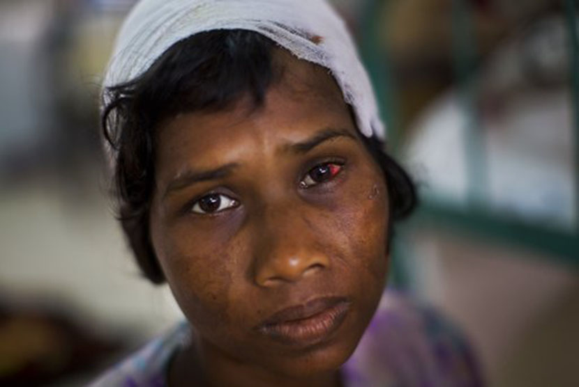  Wanita Rohingya, Dildar Begum tengah mendapatkan perawatan di rumah sakit di Bangladesh. Begum dan putrinya terluka usai diserang oleh tentara Myanmar, sedangkan suaminya tewas (Ilustrasi)