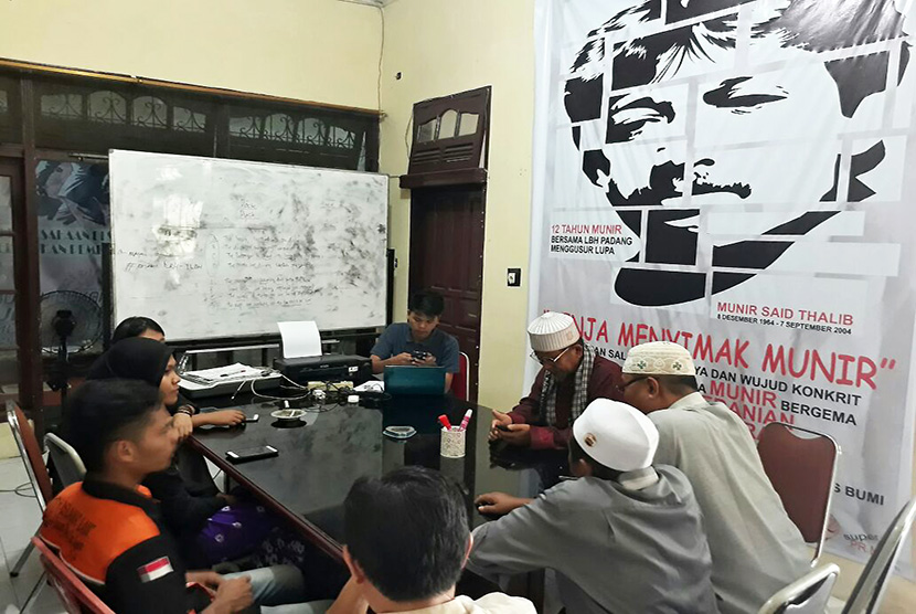 Kantor Lembaga Bantuan Hukum (LBH) Kota Padang didatangi sejumlah perwakilan dari organisasi masyarakat (Ormas) yang menamakan diri Forum Masyarakat Minangkabau (FMM), Selasa (19/9) siang. 