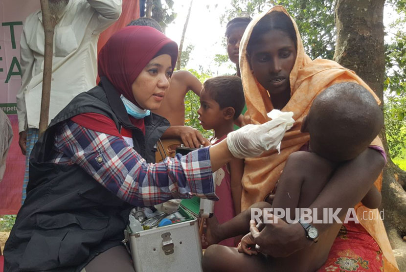 Relawan Dompet Dhuafa sedang melakukan pertolongan kepada para pengungsi Rohingya