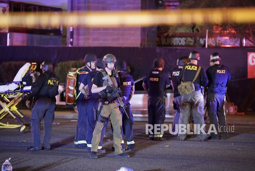  Polisi dan petugas paramedis berada di lokasi penembakan di Las Vegas, Senin (2/10). 