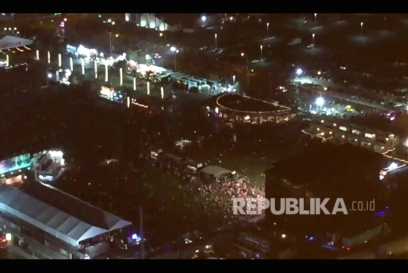  Foto suasana penonton konser yang berusaha menyelamatkan diri saat persitiwa penembakan dekat Mandalay Bay Resort and Casino di Las Vegas, Senin (2/10). 