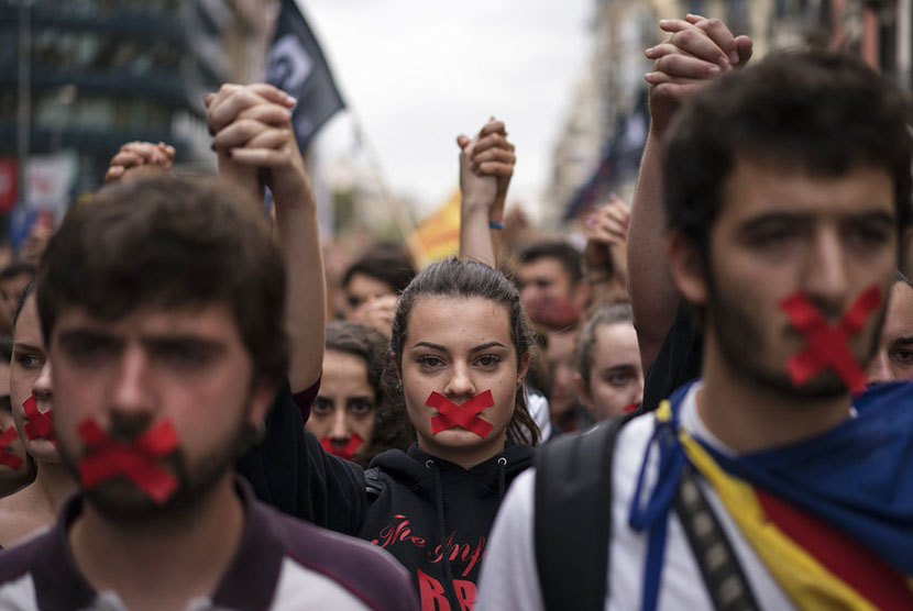 Aksi para pendukung kemerdekaan Katalunya berbaris dalam demonstrasi di pusat kota Barcelona. 