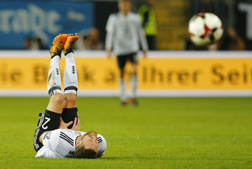Pemain Jerman Shkodran Mustafi cedera saat melawan Azerbaijan pada kualifikasi Grup C Piala Dunia zona Eropa di Stadion Fritz-Walter, Kaiserslautern, Senin (9/10) dini hari WIB.