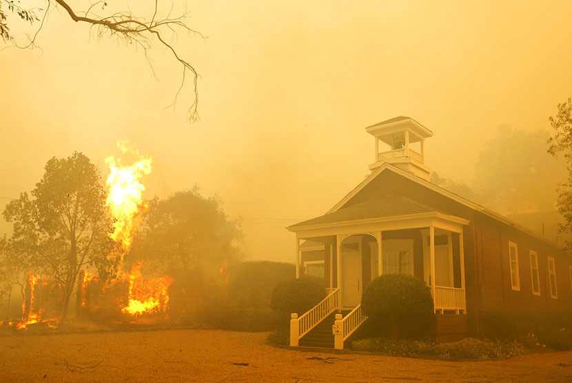  Sedikitnya 1500 rumah hancur akibat kebakaran hutan  yang melanda Kalifornia, Senin (9/10).