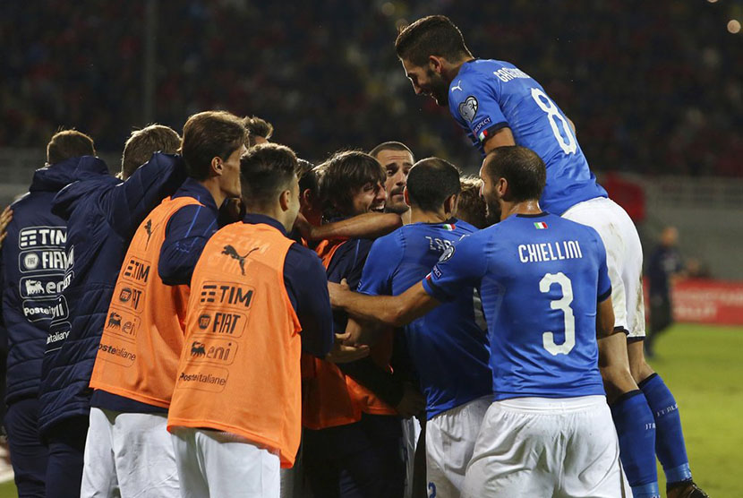 Selebrasi pemain Italia saat mengalahkan tuan rumah Albania 1-0, pada laga kualifikasi Piala Dunia 2018 Grup G di Stadion Loro Borici, Selasa (10/10) malam.