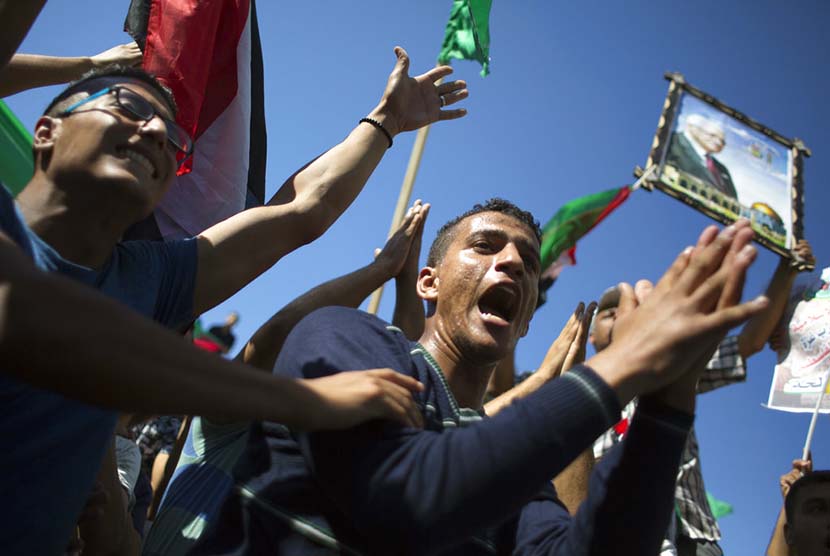  Warga Palestina di Gaza City, Kamis (12/10), menyambut gembira kesepakatan rekonsiliasi antara Hamas dan Fatah. Fatah dan Hamas berjanji bersatu menentang rencana pencaplokan Tepi Barat. Ilustrasi.