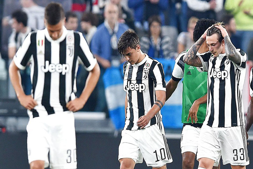  Juventus harus menelan pil pahit, kalah 1-2 dari Lazio pada lanjutan Liga Seri A Italia di Stadion Allianz, Turin, Ahad (15/10) dini hari WIB.