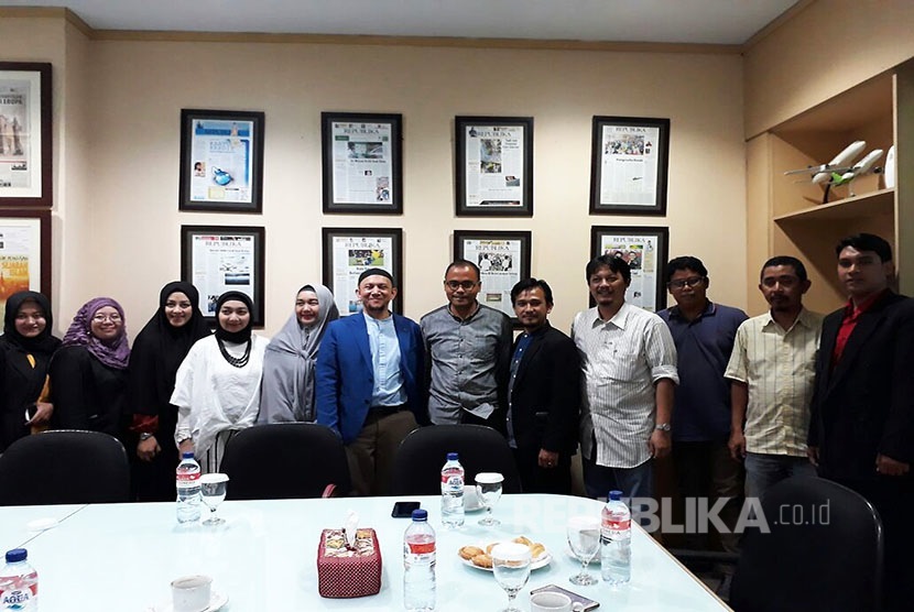 Ustaz Erick Yusuf dan Tim iHAQI bersilaturahmi ke Kantor Harian Republika, Senin (16/10). 